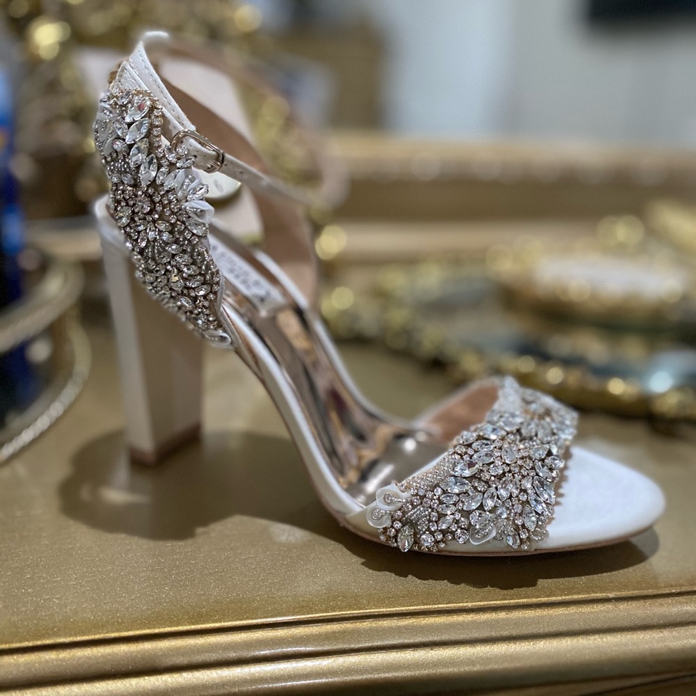Badgley Mischka Womens Libby Beige Ankle Strap Heels